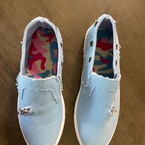 New distressed canvas shoes